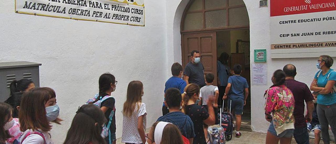 Entrada al colegio en el Sant Joan de Ribera de Burjassot.