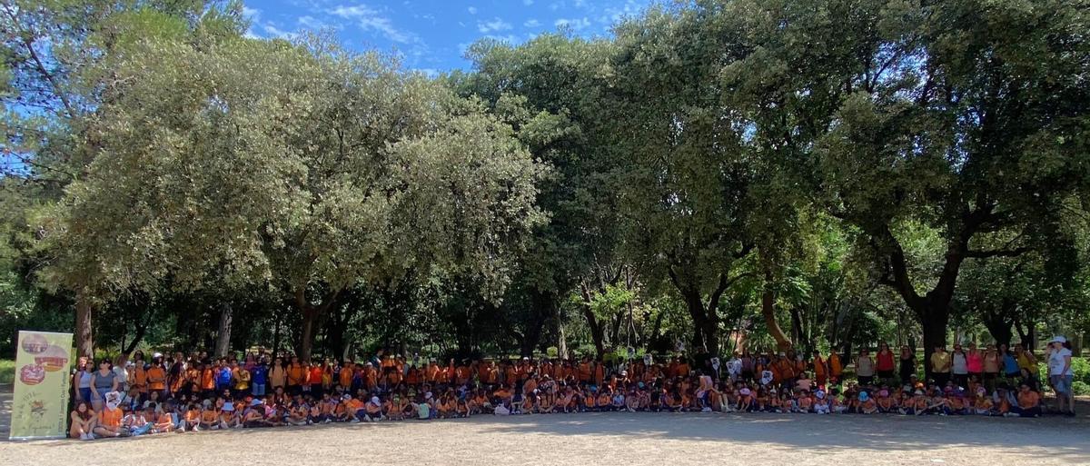 Foto de grup d'alumnes i mestres del Cusí en el Parc Bosc