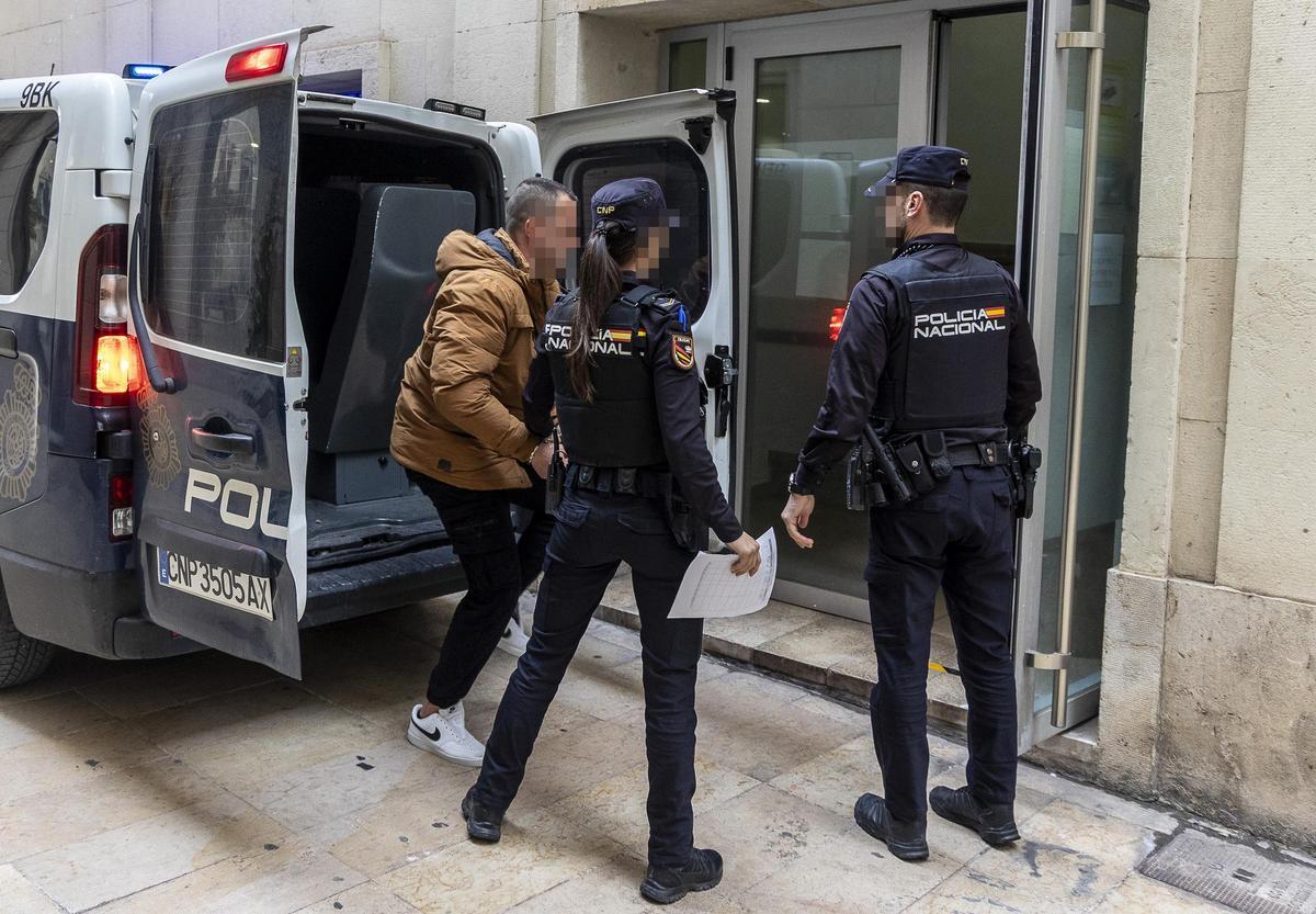 Imagen de la víctima del apuñalamiento a la llegada a la Audiencia el día del juicio.