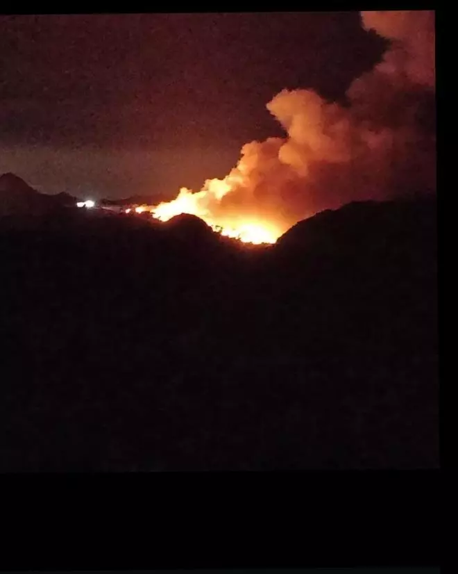 Las imágenes del incendio en el vertedero de Xixona