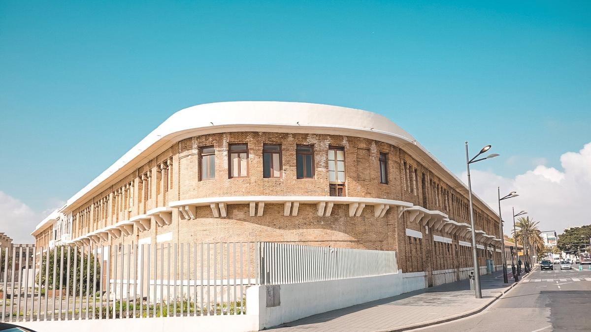 El edificio de los Docks del puerto merece su conservación.