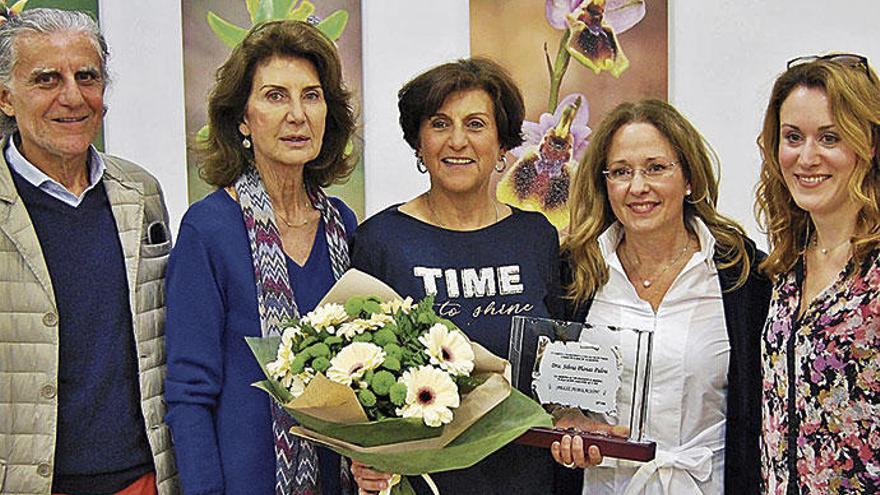 Silvia Planas (en el centro), recibió una placa conmemorativa por su trayectoria.