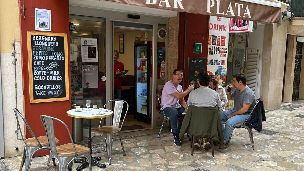 Un grupo de clientes disfruta de unos refrescos en la terraza del emblemático Bar Plata, este viernes.