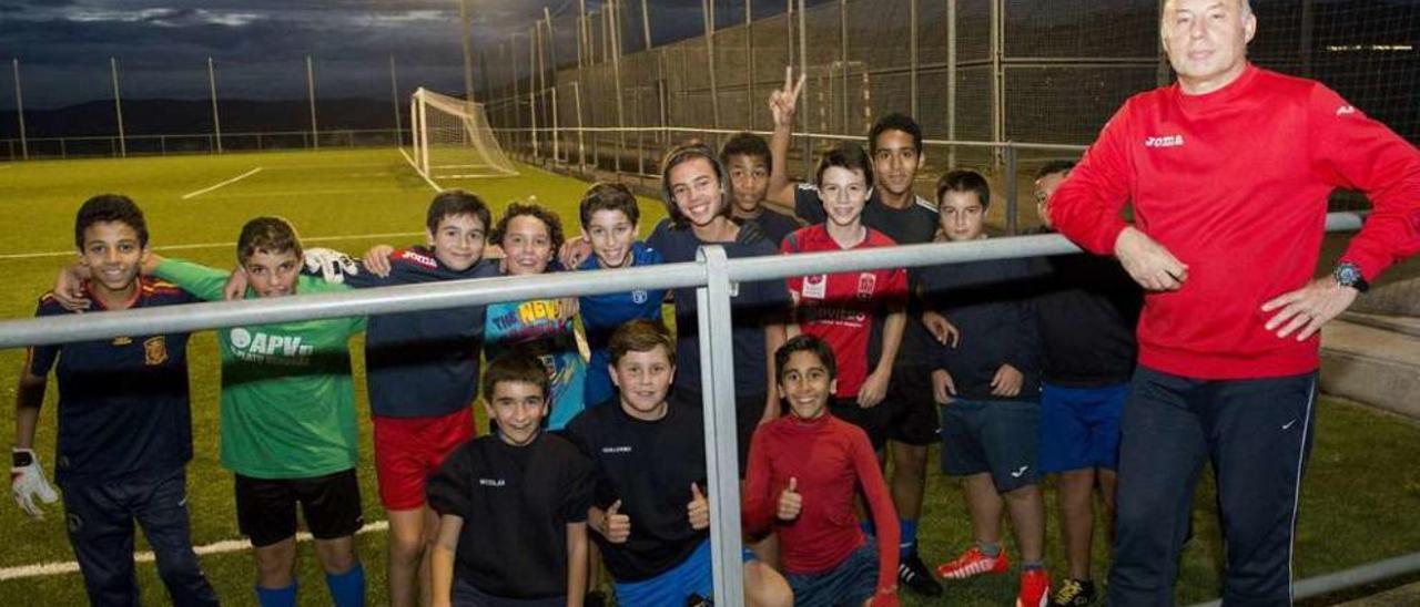 Felipe, a la derecha, junto a varios jugadores del CD Los Arcos, en La Pixarra. Abajo, posando apoyado en las redes de una portería.