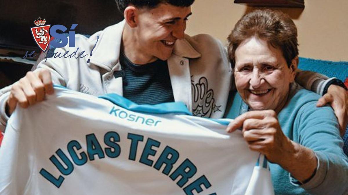 Lucas Terrer, junto a su abuela con la camiseta conmemorativa de su renovación.