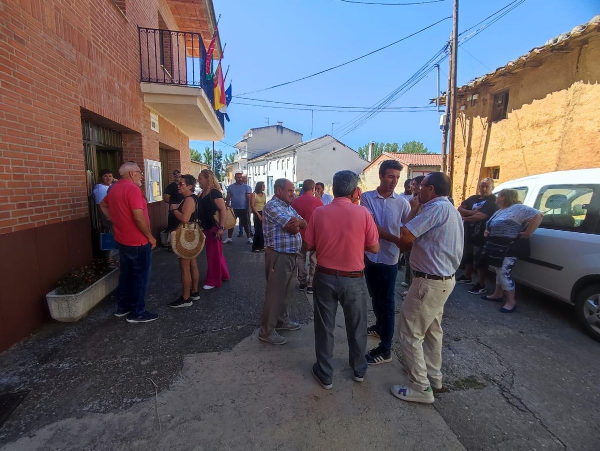 Cañibano, ya alcalde de Vega de Tera, conversa con dos vecinos a las puertas del consistorio.