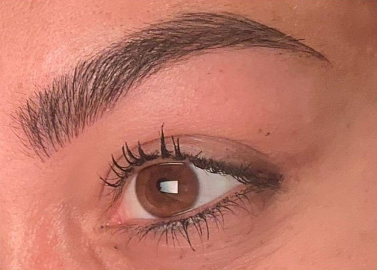 Ceja con microblading.