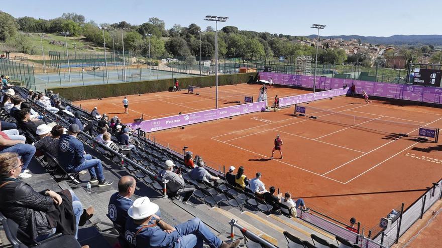 El públic seguint el partit entre Masarova i Ferro ahir a la pista central del CT Bisbal.