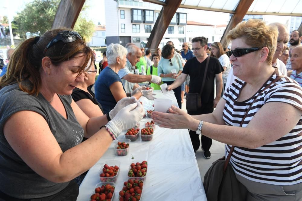 La fiestas del barrio repartieron 100 kilogramos de fruta entre las decenas de personas que disfrutaron de la tarde soleada en el parque.