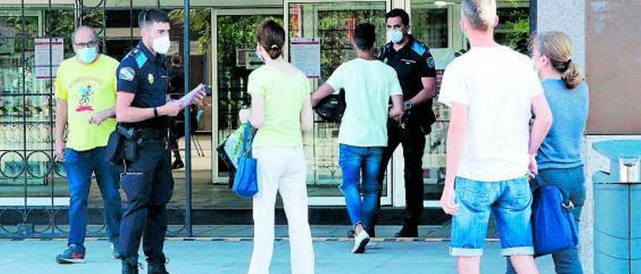 Ciudadanos esperando a acceder a las oficinas del Concello, bajo control de la Policía Local.