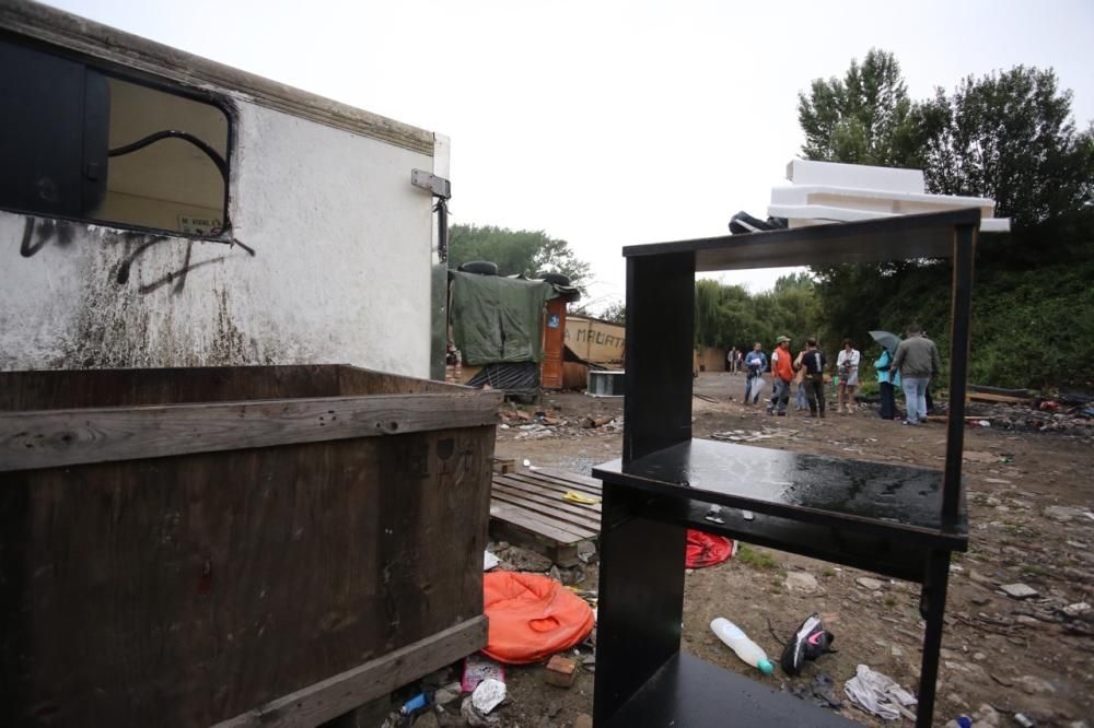 El Ayuntamiento de Oviedo desaloja las chabolas de La Malata