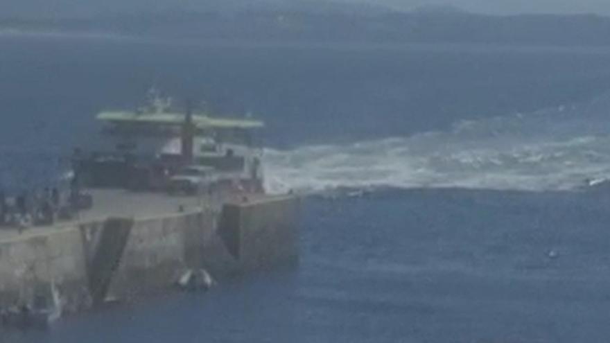 5. La secuencia de la arriesgada maniobra de llegada al muelle de Ons. El barco de Nabia completa el cruce y se pone por delante del de Cruceros Rías Baixas, que reduce drásticamente su velocidad y vira hacia estribor. 