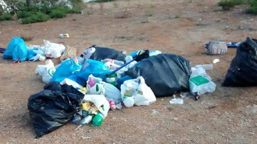 Basura que dejaron los participantes en la fiesta.