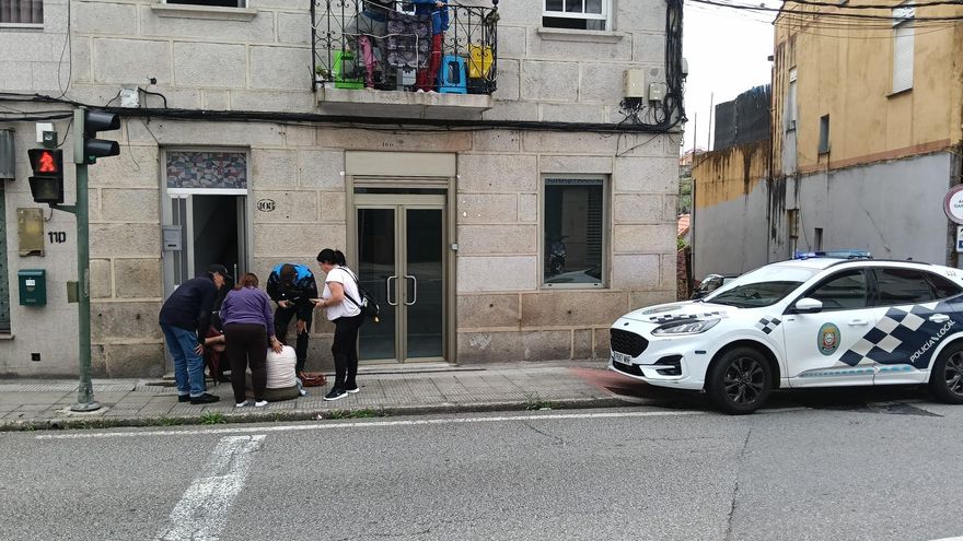 Herida una mujer que se cayó en las aceras en mal estado de Meira