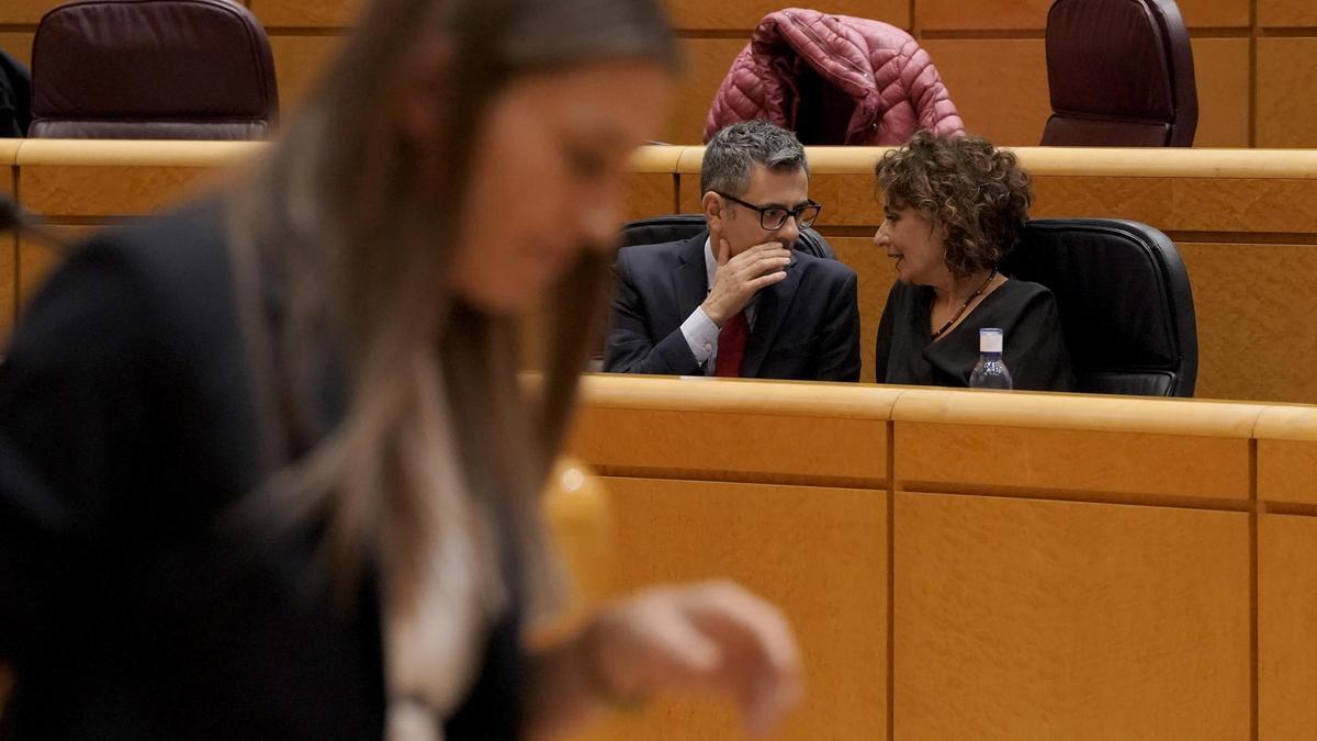 Los ministros Félix Bolaños y María Jesús Montero hablan. En primer plano, la portavoz de Junts, Míriam Nogueras.