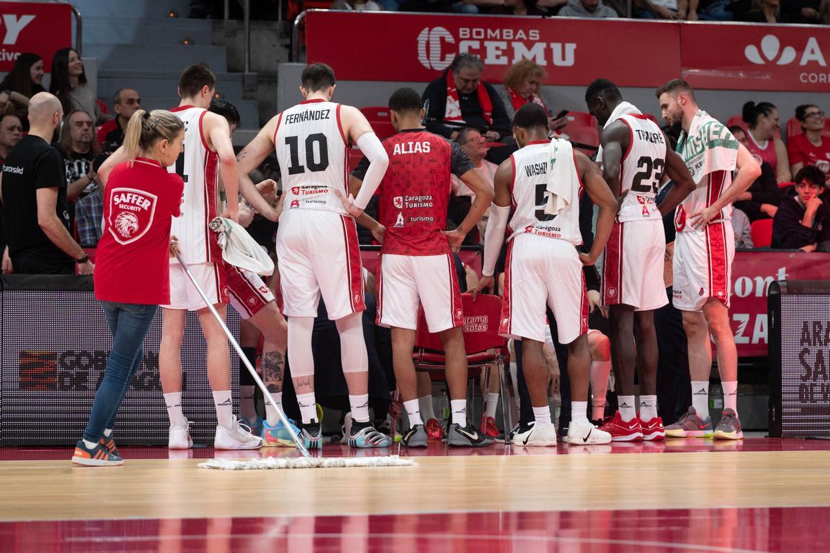 Los jugadores de Casademont, en un tiempo muerto en el partido del pasado jueves frente al Petkim Spor.