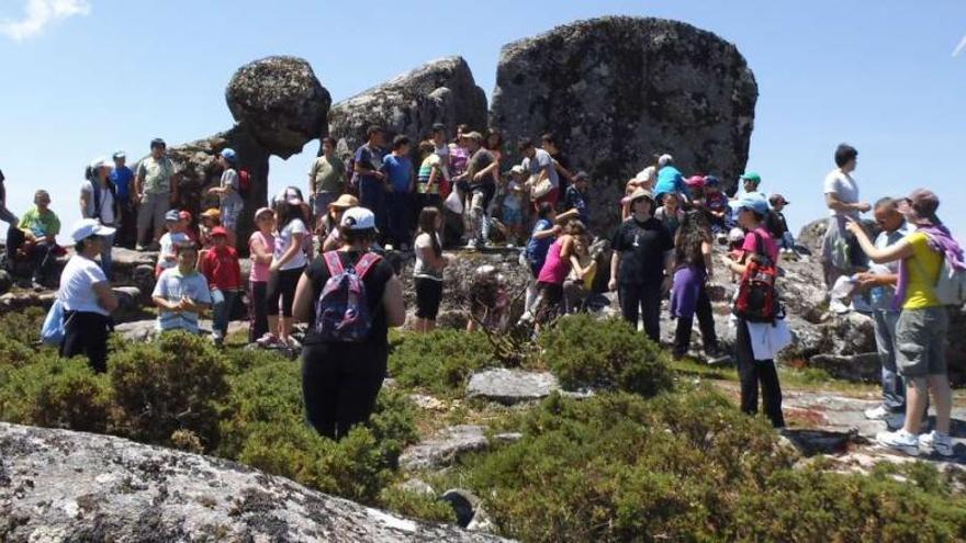 Nenos e docentes do colexio de Cerdedo, ao pé de Portalén.