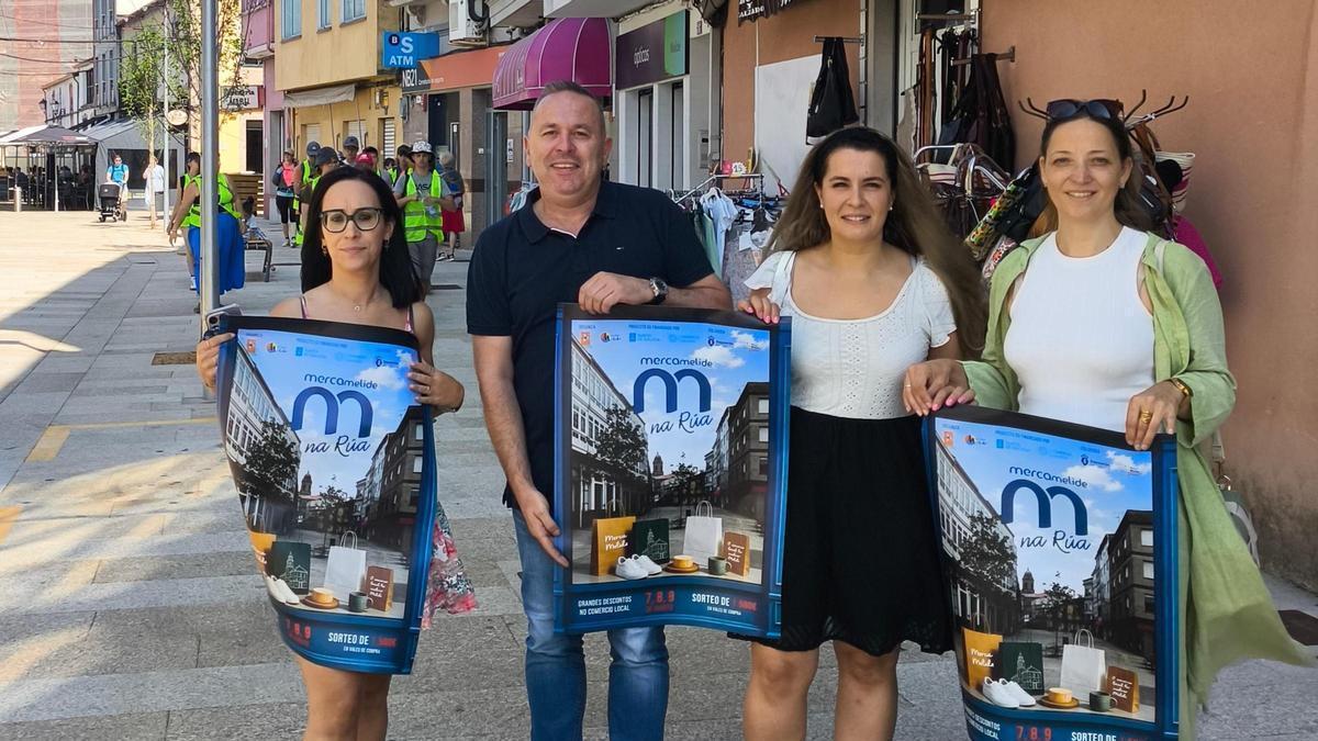 O concelleiro de Comercio de Melide, Xosé Igrexas, con directivas de Asetem na presentación da feira Mercamelide na rúa.