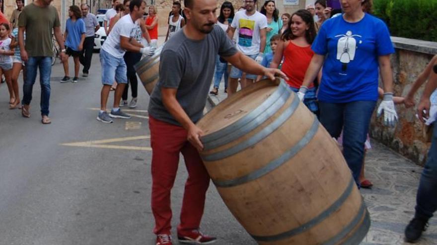 Uno de los competidores moviendo su barrica.