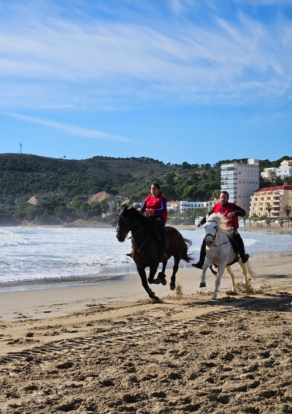 La carrera de caballos por la Concha es uno de los actos más multitudinarios.