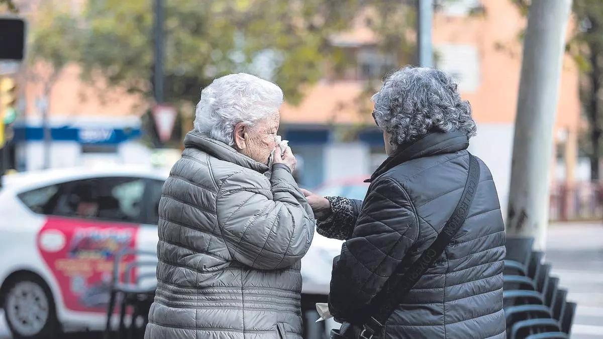 Dos mujeres conversan en la calle.