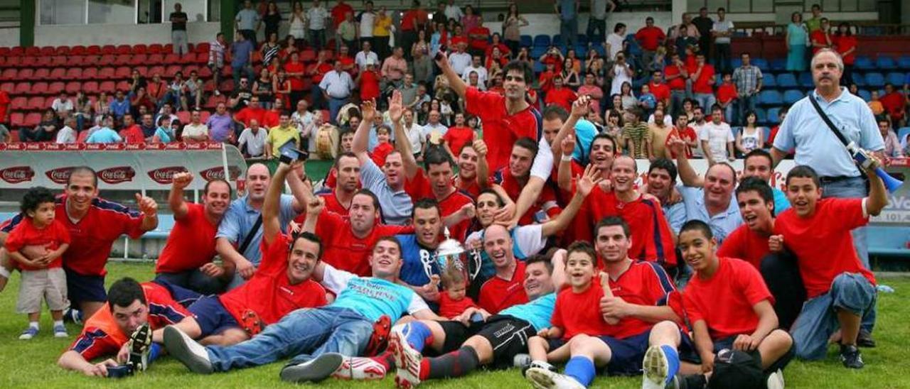 Los jugadores del Paderne celebran la Copa que ganaron en 2009. // J.R.