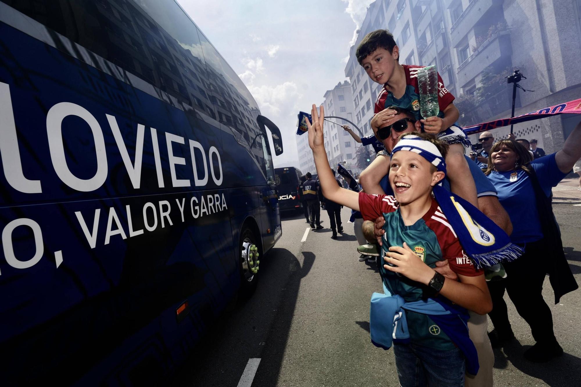 EN IMÁGENES: Ambientazo en la valiosa victoria del Oviedo contra el Zaragoza