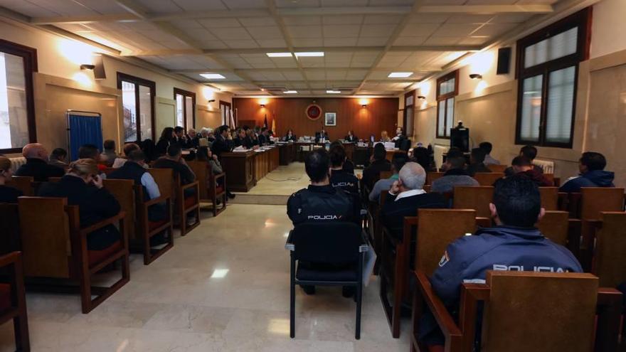 Los 30 procesados por narcotráfico, fuertemente custodiados por la Policía, ayer durante la primera sesión del juicio en la Audiencia.