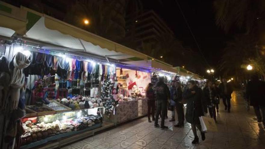 Imagen del mercado navideño de artesanía que ocupa la avenida Federico Soto.