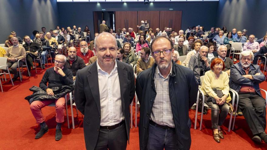 Por la izquierda, Román Villasana y César García de Castro, ayer en el Club Prensa Asturiana.