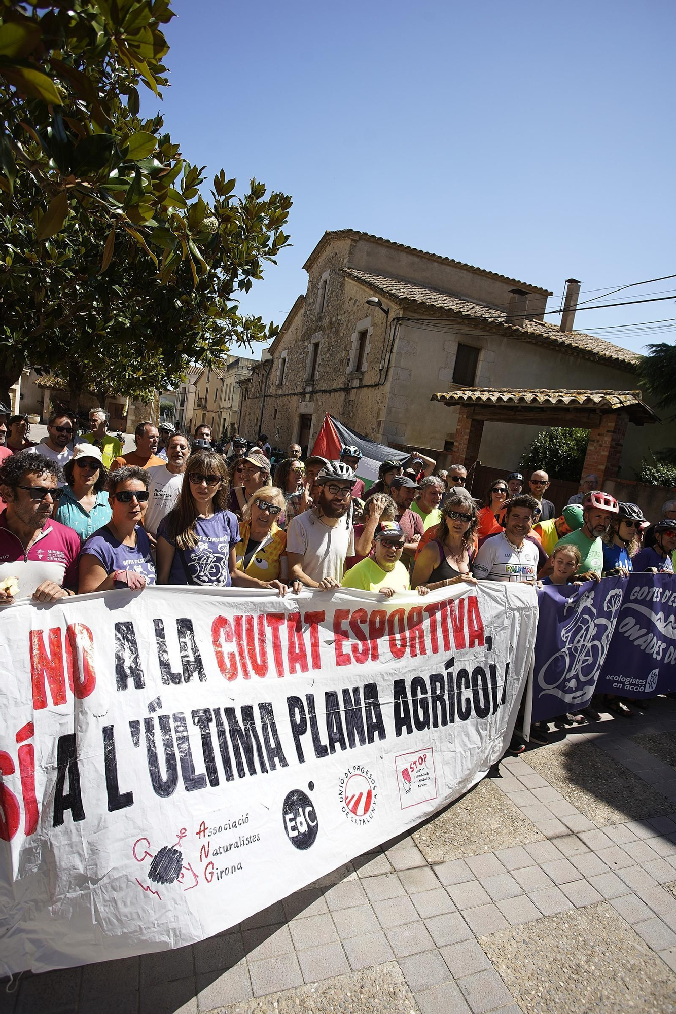Les imatges de la protesta contra la ciutat esportiva del Girona a Vilablareix