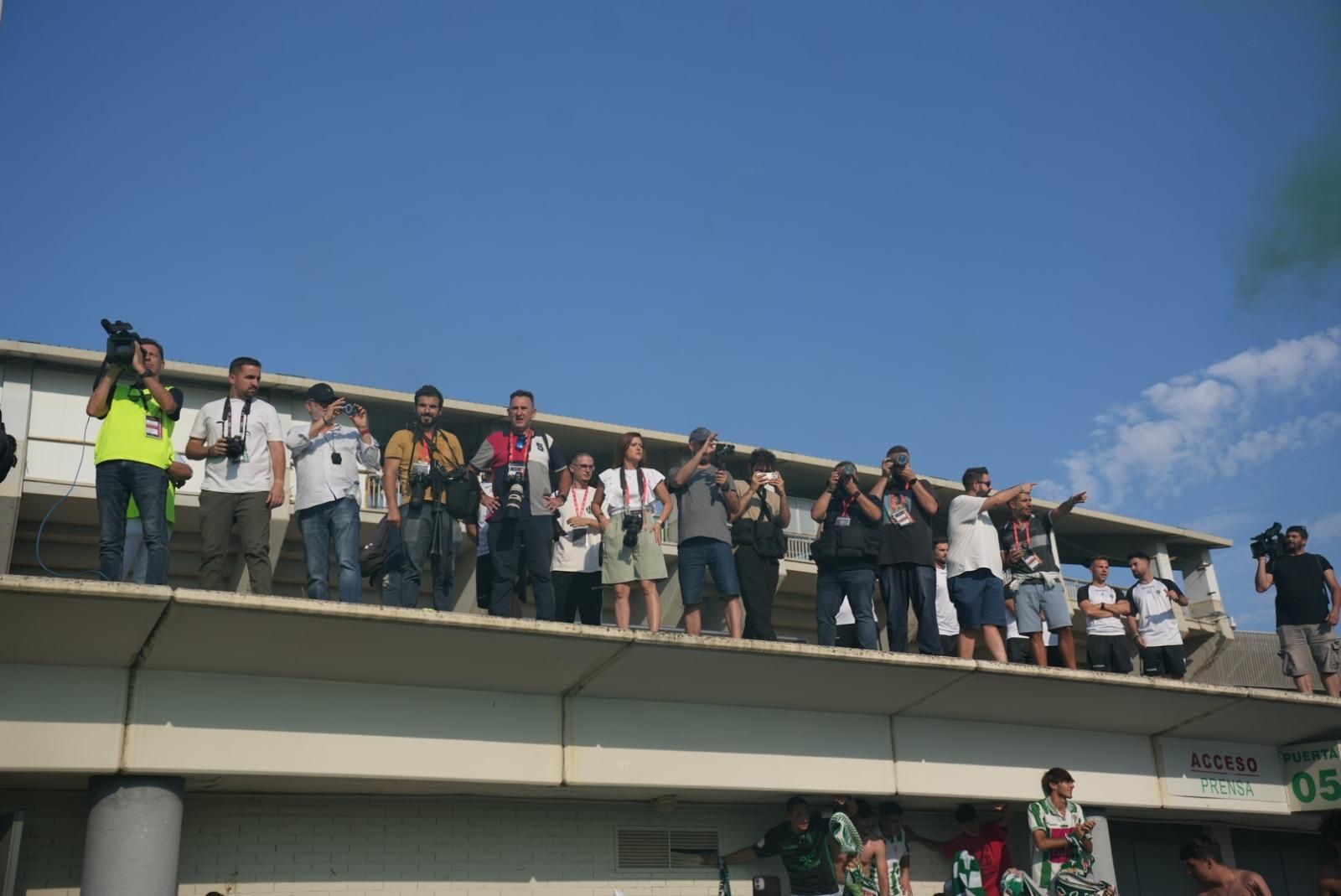 Así recibió la afición del Córdoba CF al autobús del equipo en El Arenal