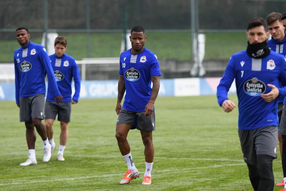 Los jugadores se ejercitan tras el partido ante el Zaragoza.