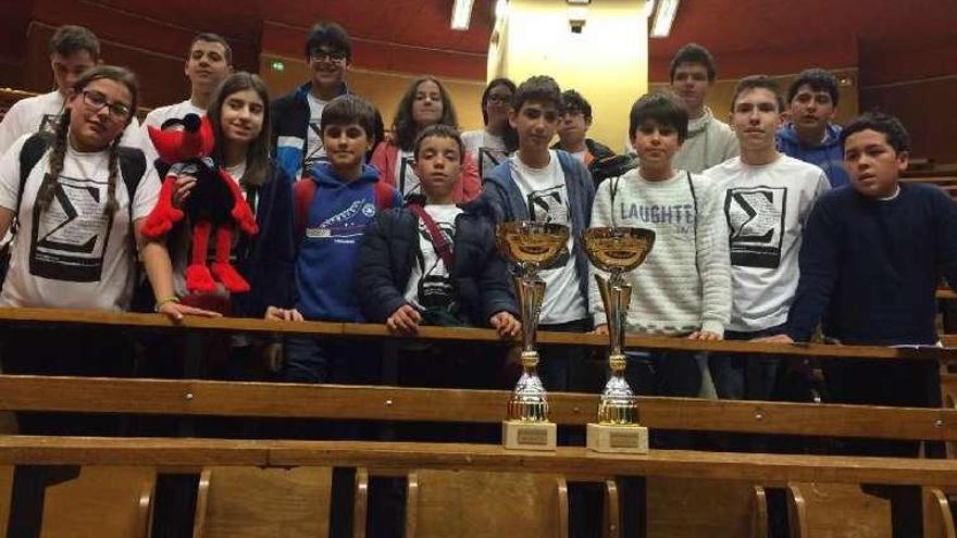 Alumnos con el premio del Rally Europeo de Matemáticas. // FdV