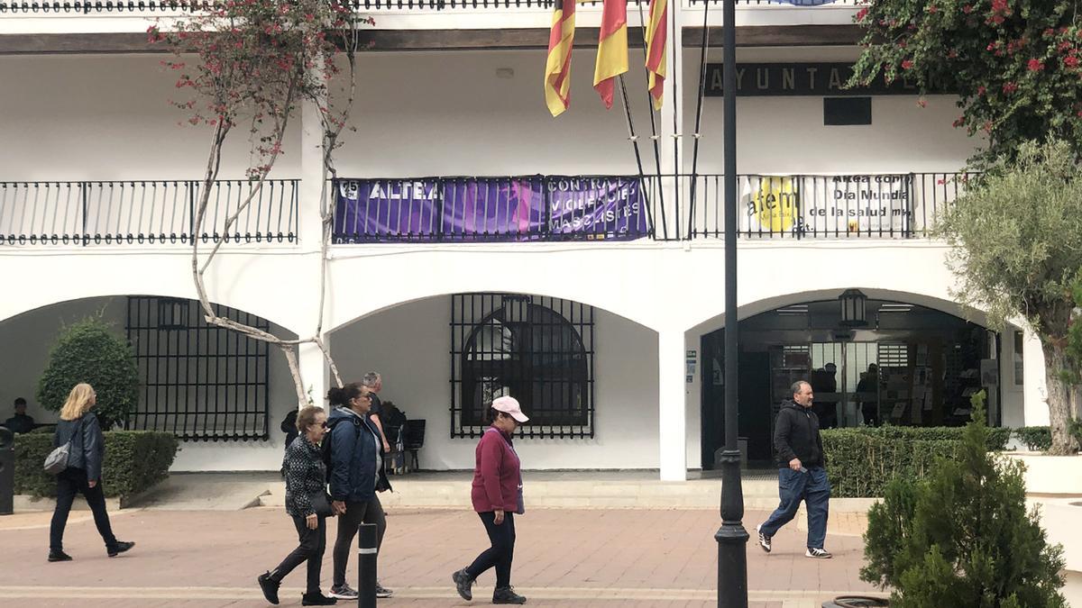 El balcón del Ayuntamiento de Altea con la pancarta contra la violencia de genero.