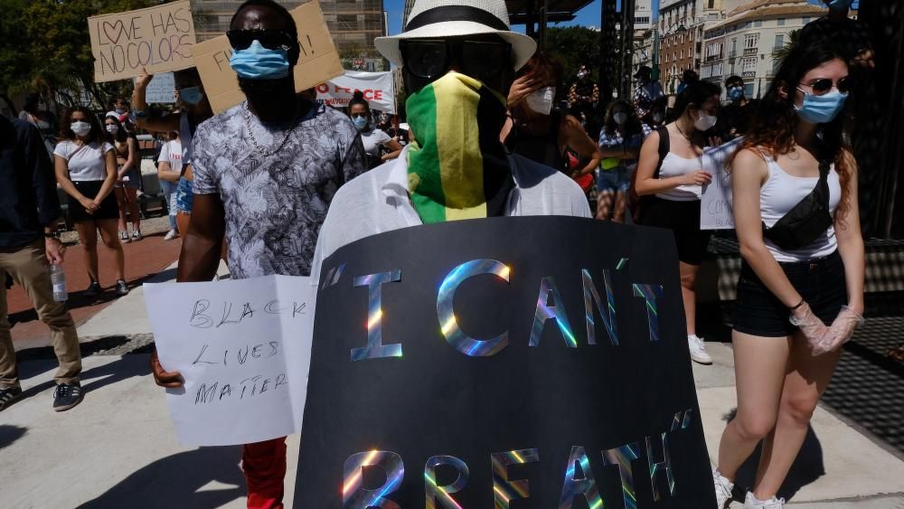 Este domingo, la plaza de la Marina de Málaga ha acogido una concentración con cientos de personas en contra del racismo y la xenofobia.