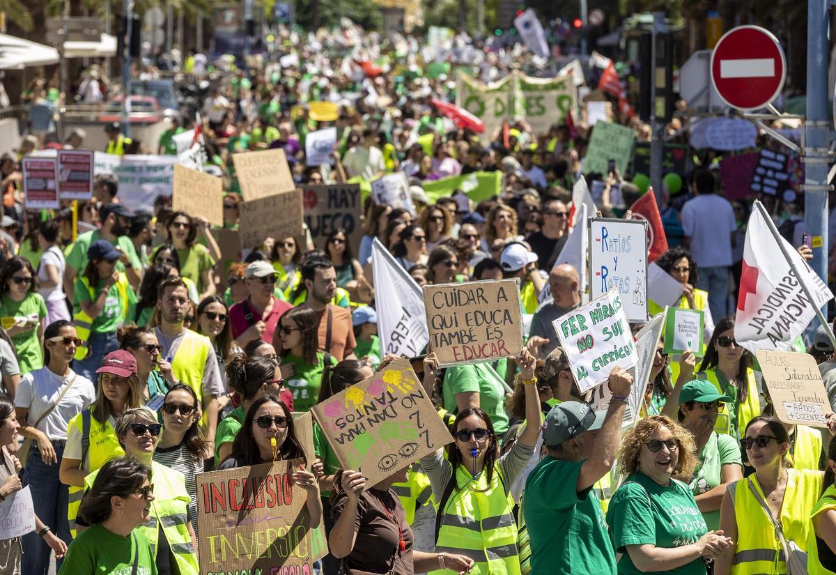 Manifestación de profesores en el inicio de la huelga indefinida, este lunes en Alicante