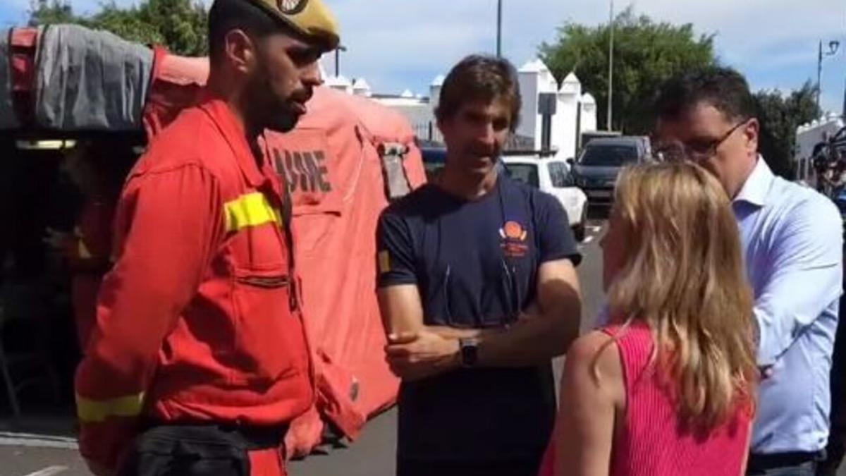 Rosa Dávila, junto a miembros de los equipos de extinción del incendio de Tenerife