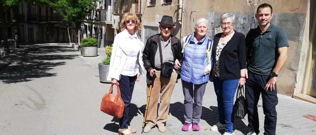 Teresa Sánchez, Sixto Vermejo, Carme Carrió, Conxita Serra i Bernat Bernabeu al carrer de Sant  Bartomeu