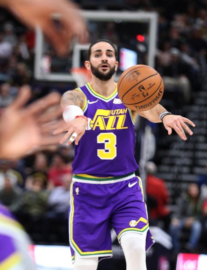 El escolta Ricky Rubio de Utah Jazz pasa el balón durante un juego de la NBA ante Dallas Mavericks el miércoles 7 de noviembre de 2018 en el Energy Solutions Arena de Salt Lake City, Utah (Estados Unidos).