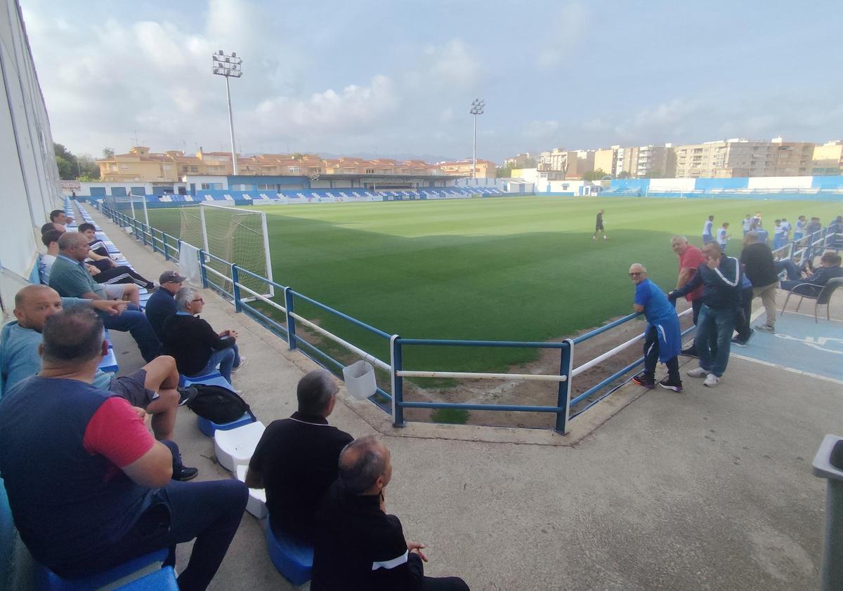 Aficionados siguiendo el entrenamiento del Águilas FC