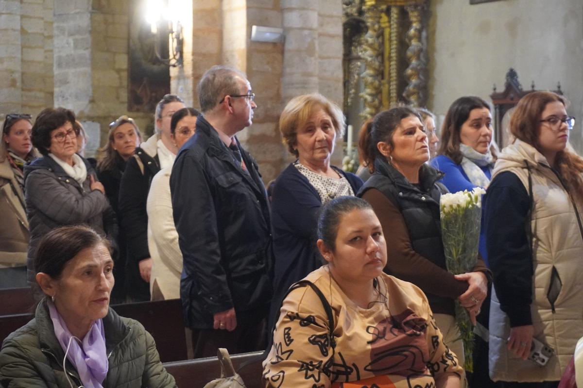 Los fieles acuden al besamanos de la Virgen de los Remedios