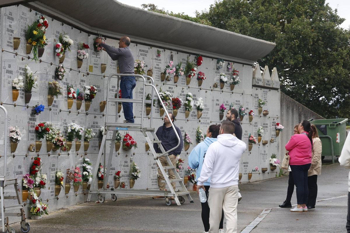 Visitantes en el cementerio municipal de Deva.