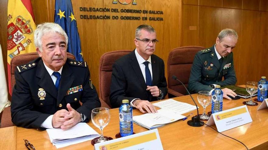 Villanueva (en el centro), ayer, con los representantes de la Policía Nacional y la Guardia Civil en Galicia. // C. P.