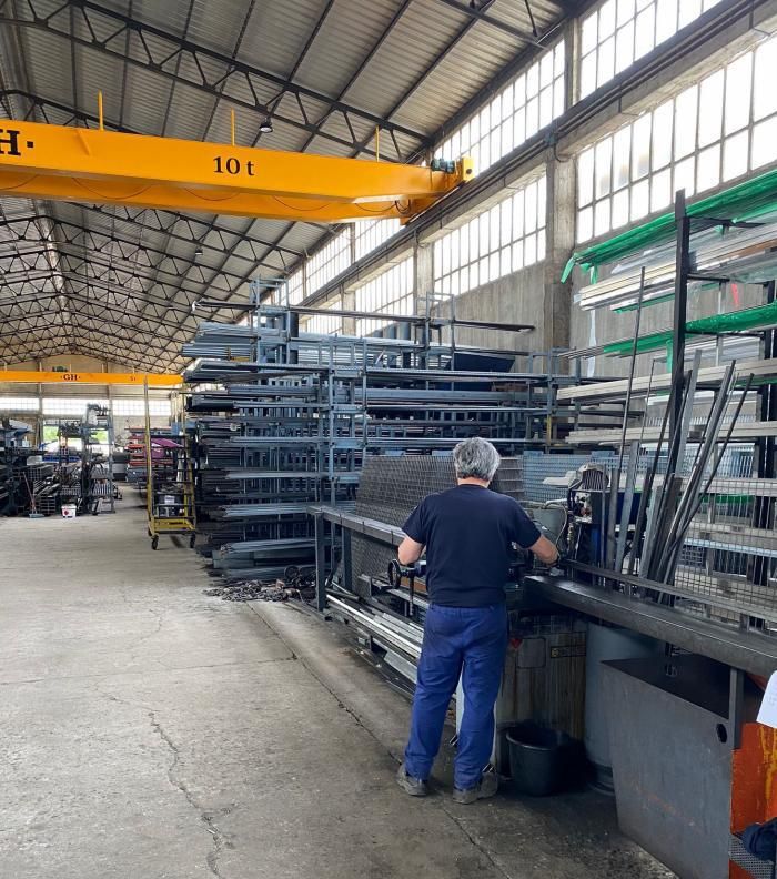 Un trabajador en la planta de Hierros Lago, en Vigo.