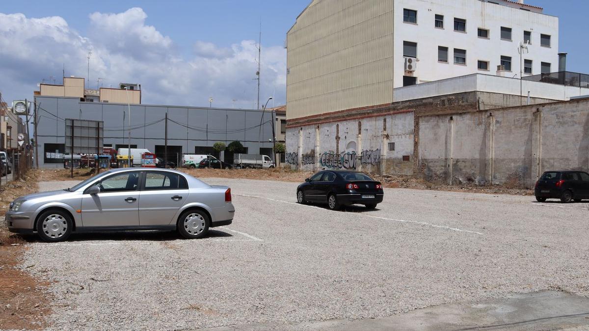 En la esquina de las calles Santa Caterina y Joan Baptista Llorens se ha creado un parking que dará servicio a una zona muy saturada de vehículos.