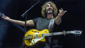 Mikel Izal, durante el concierto de su grupo en el Palau Sant Jordi en su gira de despedida