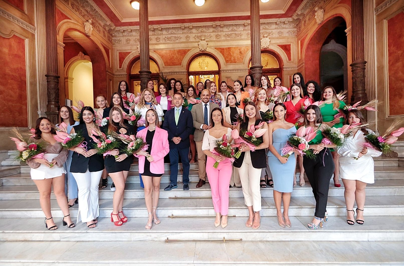 Recepción del alcalde a las candidatas a reina de las Fiestas de Mayo de Santa Cruz