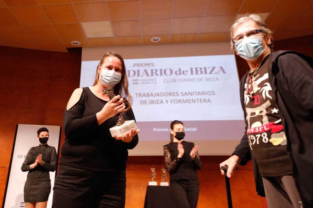 Inmaculada Muñoz (técnica de laboratorio del Área de Salud de Eivissa y Formentera) y Christian Bernard Radtke, que padeció coronavirus y se encargó de entregar el premio a los sanitarios.