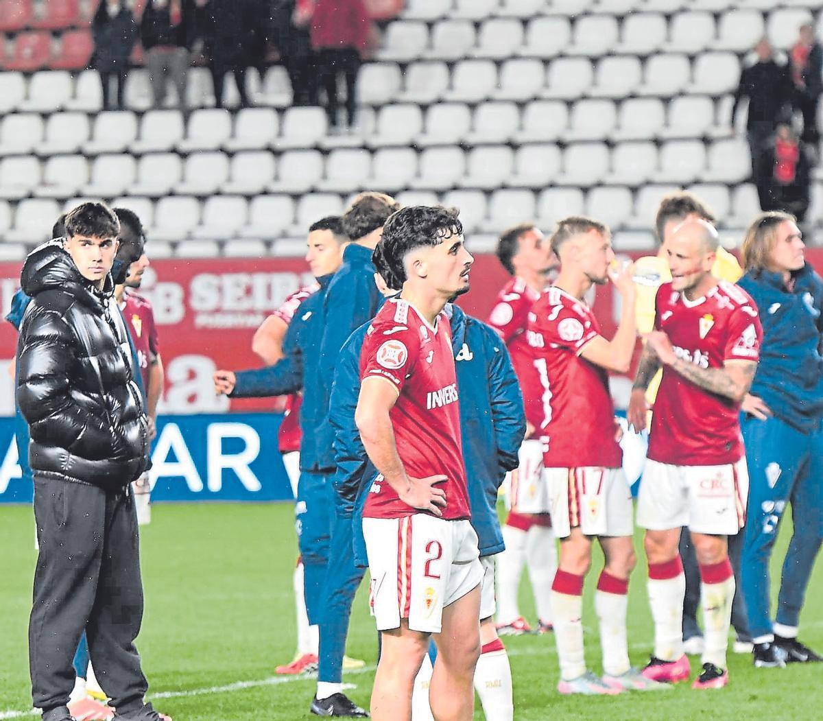 Los jugadores granas aguantan la bronca de la afición tras la derrota frente al Sanluqueño.